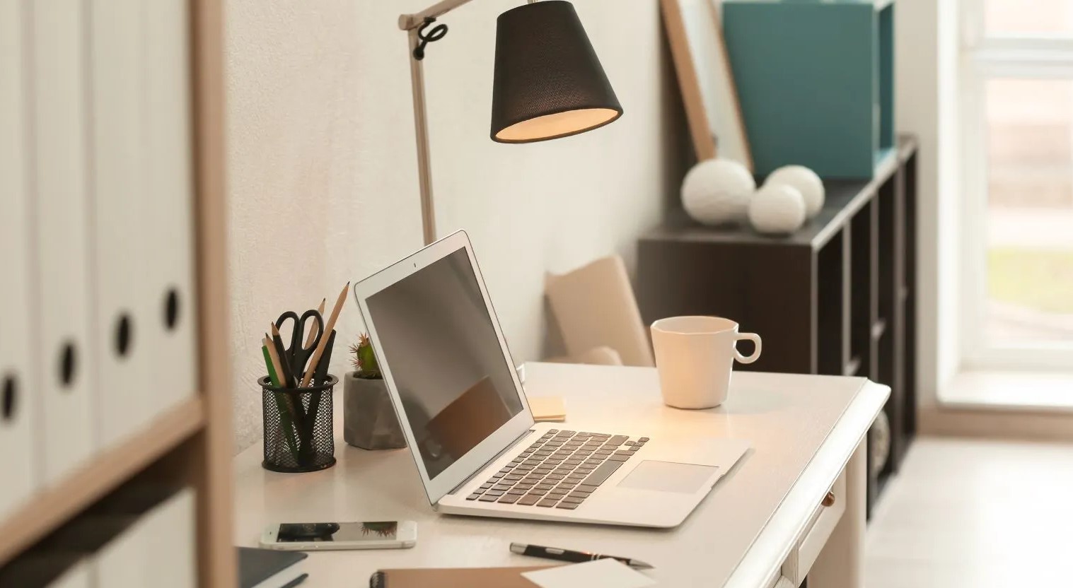 Beleuchtung am Arbeitsplatz:Optimale Lichtverhältnisse für Produktivität und Wohlbefinden